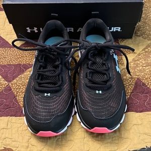Underarmour Wcharged Assert9 women’s shoe new size 9